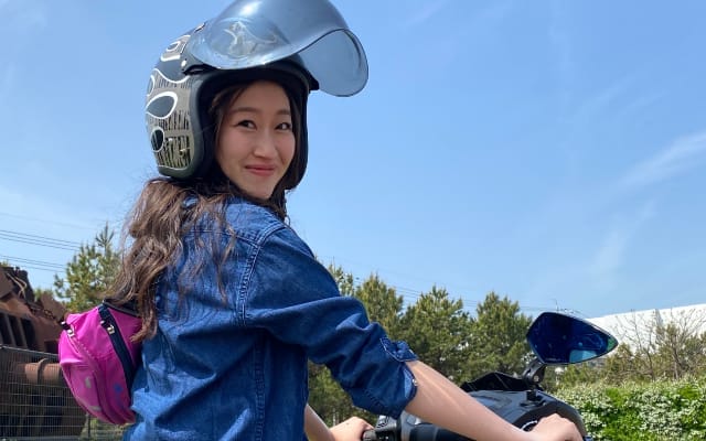 バイクレッカーRESCUE-1　google口コミ　バイクトラブルから復旧して喜んでいる女性