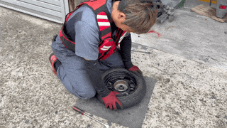 隊員のタイヤ交換の動画