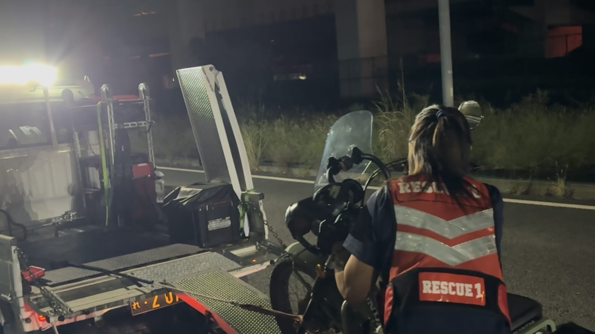 原付を搬送する隊員