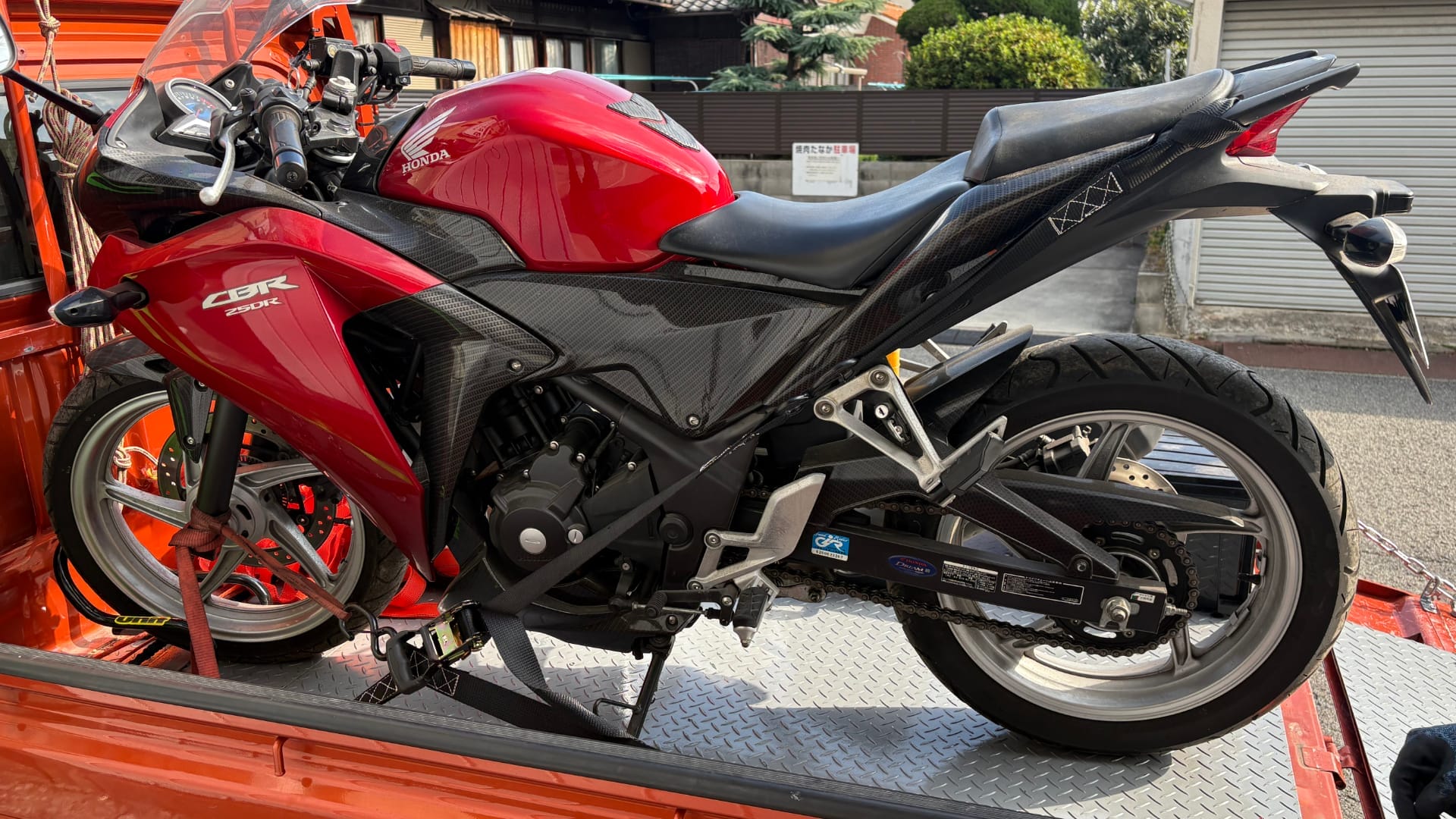 安全で負荷の少ない積載されたバイク